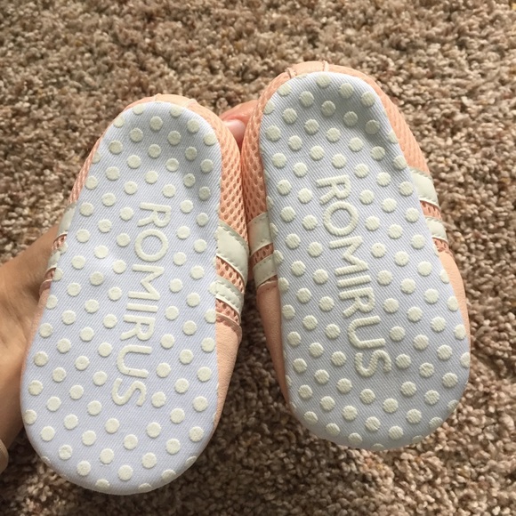 ⭐3/$10 EUC Baby Shoes - Picture 2 of 3